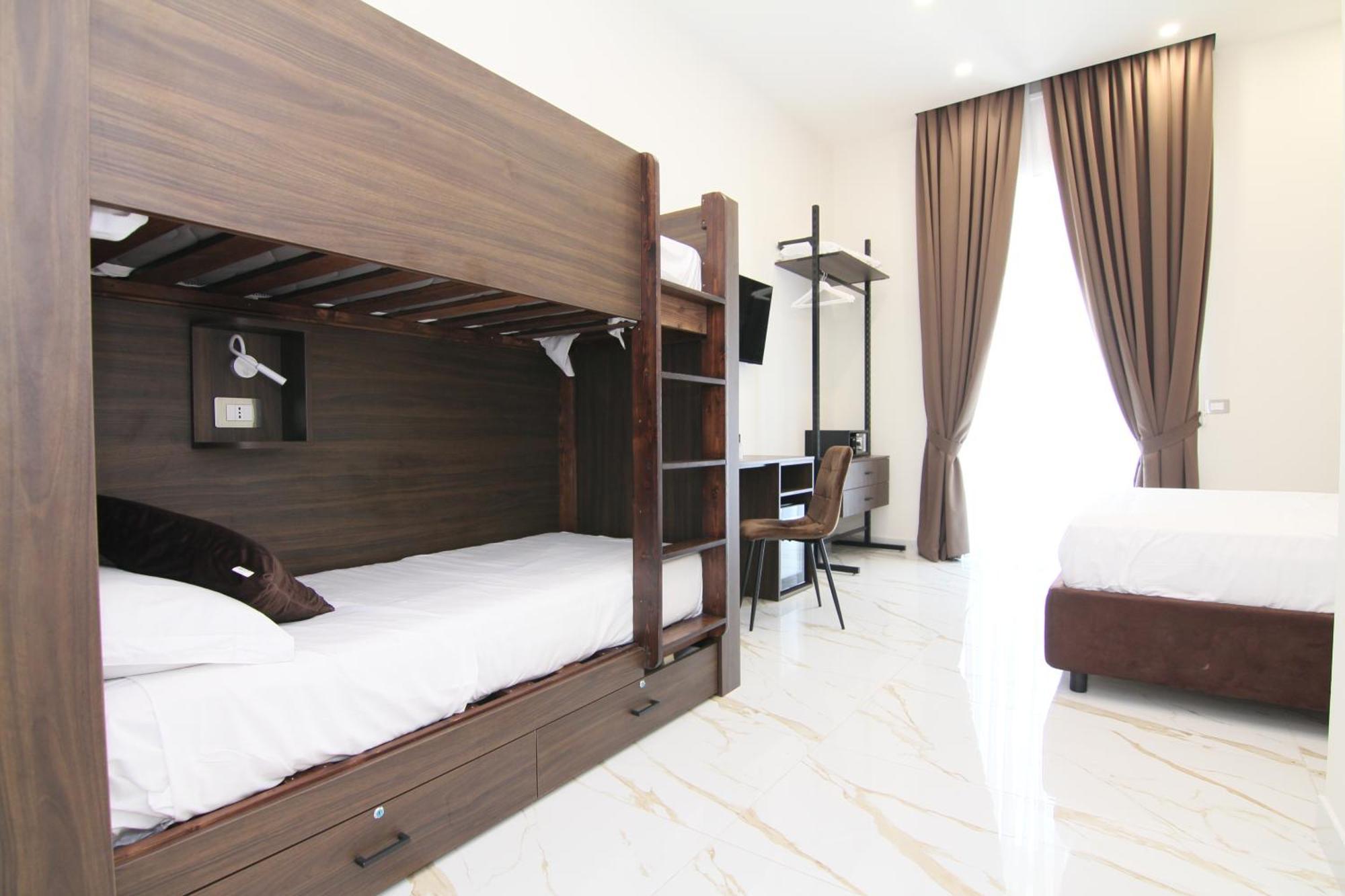 Hotel Auroom *