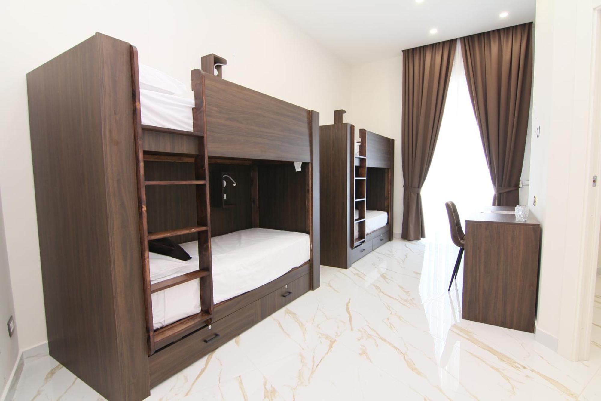 Hotel Auroom *